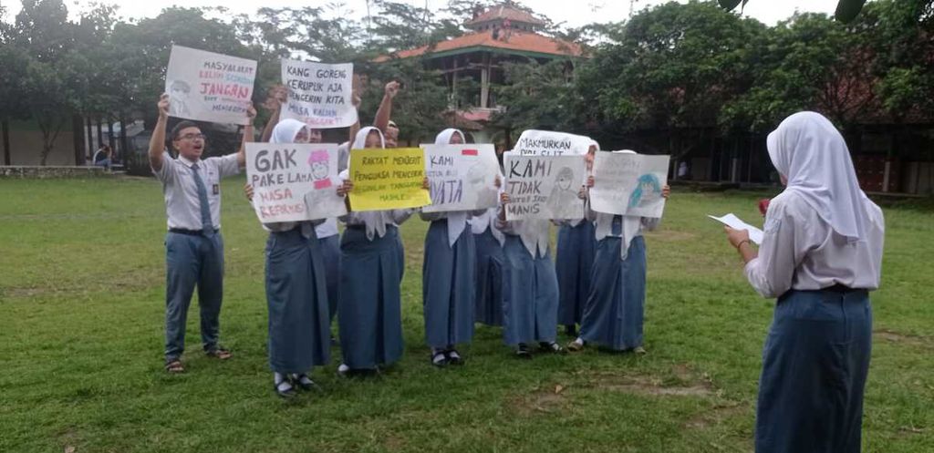 Para pelajar di SMA N 1 Sigaluh, Kabupaten Banjarnegara, Jateng, belajar sejarah reformasi dengan menggelar simulasi aksi demonstrasi di sekolahnya, Senin (4/3/2024).