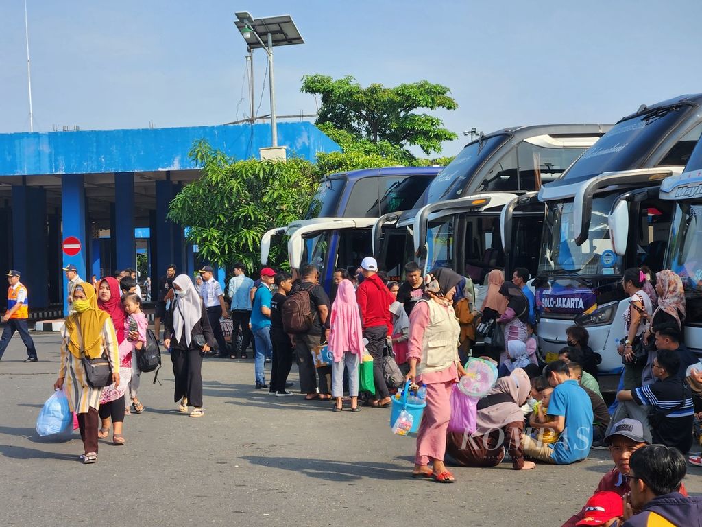 The homecoming travelers are waiting for their departure in the free return program provided by the Ministry of Transportation, heading towards Jakarta, at the Tirtonadi Terminal in Surakarta City, Central Java, on Monday (15/4/2024). Free transportation during Eid is still idolized by homecoming travelers from the lower middle class.
