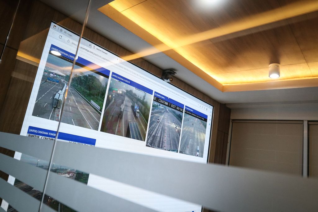 Sebuah layar menampilkan kondisi lalu lintas Tol Cikampek di Kantor Jasa Marga, Cikampek, Karawang, Jawa Barat, Jumat (14/4/2023).