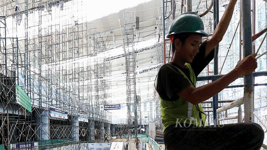 Aktivitas pekerja pada proyek pembangunan Bandara Internasional Jawa Barat (BIJB) di Kecamatan Kertajati, Kabupaten Majalengka, Jawa Barat, Senin (2/4/2018). Pembangunan infrastruktur di BIJB terus dikebut menjelang peresmiannya yang direncanakan pada Mei 2018.