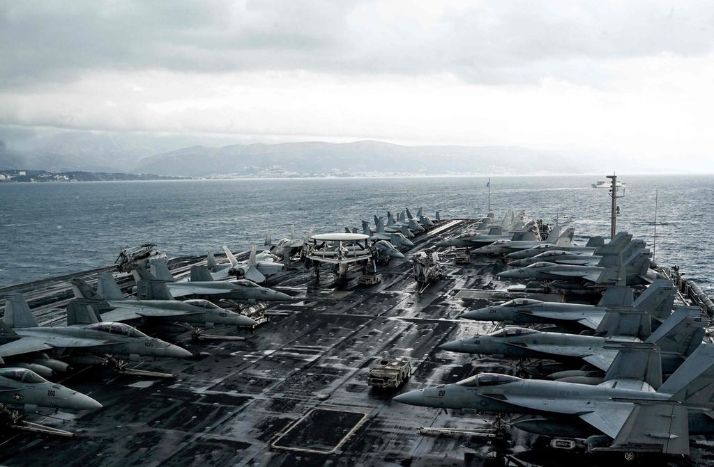 Foto yang diambil per 14 Februari 2022 ini menunjukkan deretan jet tempur F-18 Hornet di geladak kapal pengangkut pesawat bertenaga nuklir USS Harry S Truman di perairan dekat Kota Split, Kroasia. 
