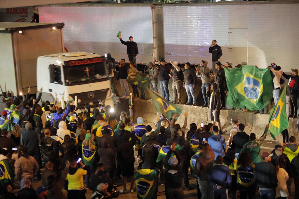 Pendukung Presiden Jair Bolsonaro berdemonstrasi selama blokade parsial jalan raya Castelo Branco, di pinggiran Sao Paulo, Brasil, 1 November 2022. 