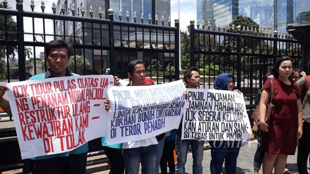 Korban pinjaman daring yang mengadu ke LBH Jakarta tengah berunjuk rasa di depan Mabes Polda Metro Jaya, Sabtu (23/3/2019).