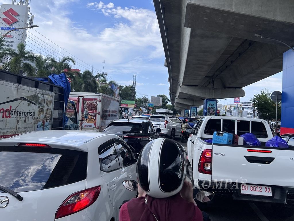 Kemacetan terjadi di Jalan AP Pettarani Makassar, salah jalan menuju pusat perbelanjaan Mal Panakukang, Sabtu (30/3/2024). Setiap Ramadhan, Makassar dibanjiri pengunjung dari berbagai kabupaten di Sulawesi Selatan termasuk dari provinsi tetangga.