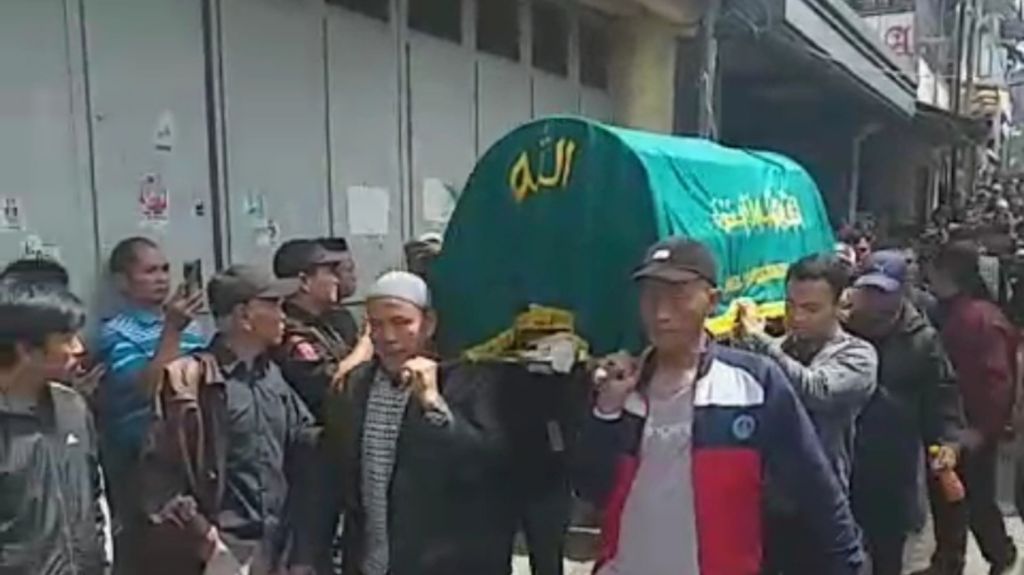 Pemakaman jenazah seorang warga bernama Yadi Gundil di Kota Bandung, Jawa Barat, Jumat (19/4/2024). Yadi tewas akibat bentrokan dua organisasi masyarakat di Jalan Dayang Sumbi, kawasan Dago, Kota Bandung, Kamis (18/4/2024).
