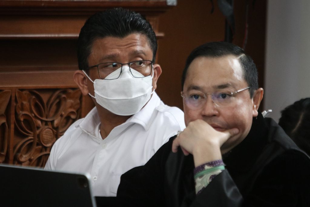 Terdakwa Ferdy Sambo (kiri) dan kuasa hukumnya mengikuti persidangan di Pengadilan Negeri Jakarta Selatan, Senin (19/12/2022). 