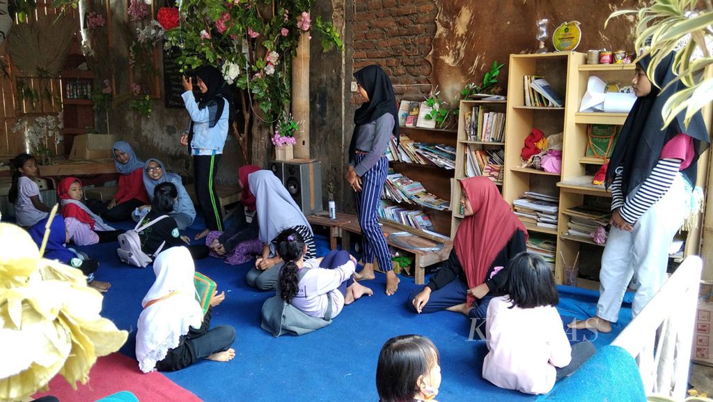 Sejumlah anak tengah belajar di Gubug Baca Lereng Busu di Dusun Busu, Desa Slamparejo, Kecamatan Jabung, Kabupaten Malang, Jawa Timur, Minggu (4/10/2020).