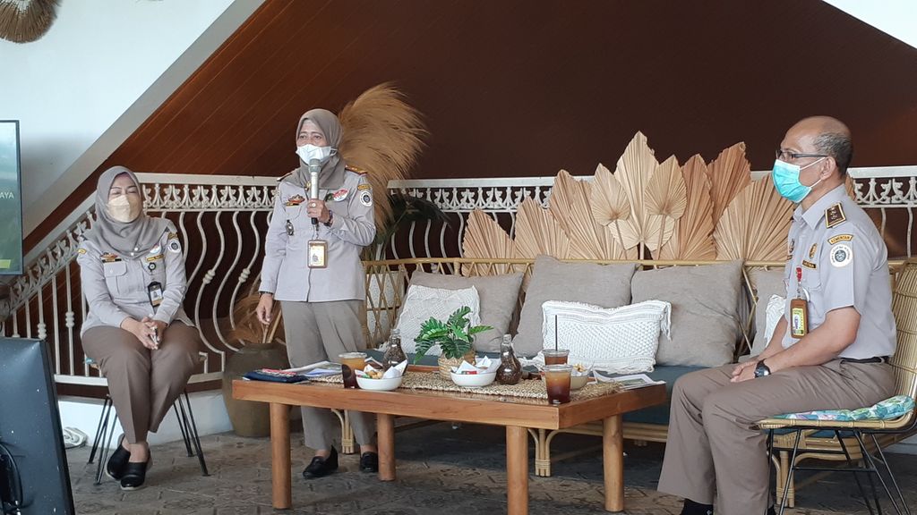 Petugas Karantina Pertanian Surabaya menyita ratusan tanaman anggrek asal Papua yang diperdagangkan secara ilegal, Kamis (10/3/2022).