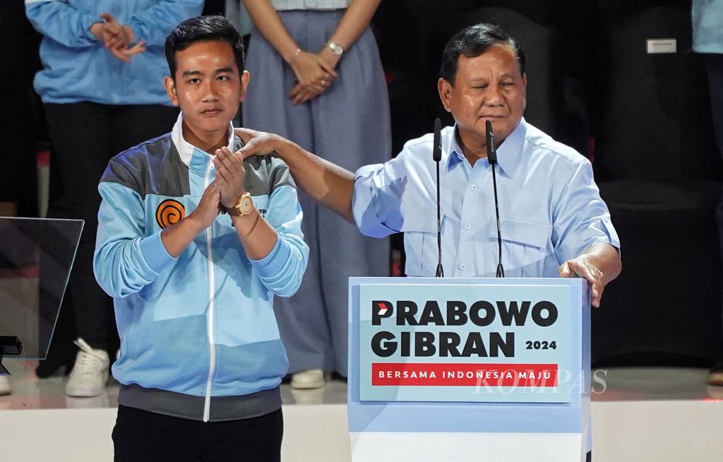 Pasangan capres-cawapres Prabowo Subianto-Gibran Rakabuming Raka hadir pasca-acara kampanye untuk pemilih muda di Jakarta Convention Center, Jakarta, Sabtu (27/1/2024). 