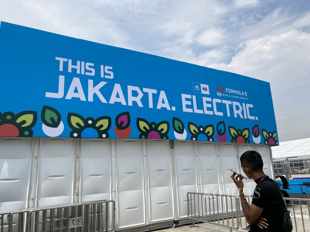  Persiapan balapan mobil listrik Formula E ABB Formula E FIA World Championship Jakarta E-Prix 2022 di Sirkuit Jakarta International E-Prix Circuit, Ancol, Jakarta Utara, Jumat (3/6/2022).