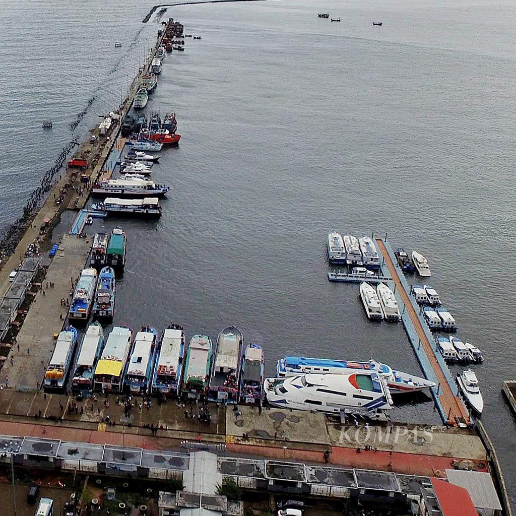 Kapal tradisional dan kapal cepat dengan rute Muara Angke-Kepulauan Seribu menunggu penumpang di Dermaga Kali Adem, Muara Angke, Penjaringan, Sabtu (3/2).