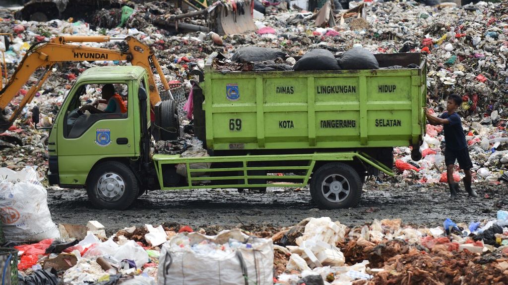 Pekerja bersiap membongkar sampah dari atas truk di Tempat Pembuangan Akhir (TPA) Cipeucang di Kecamatan Serpong, Tangerang Selatan, Banten, yang nyaris penuh, Jumat (29/10/2021). 