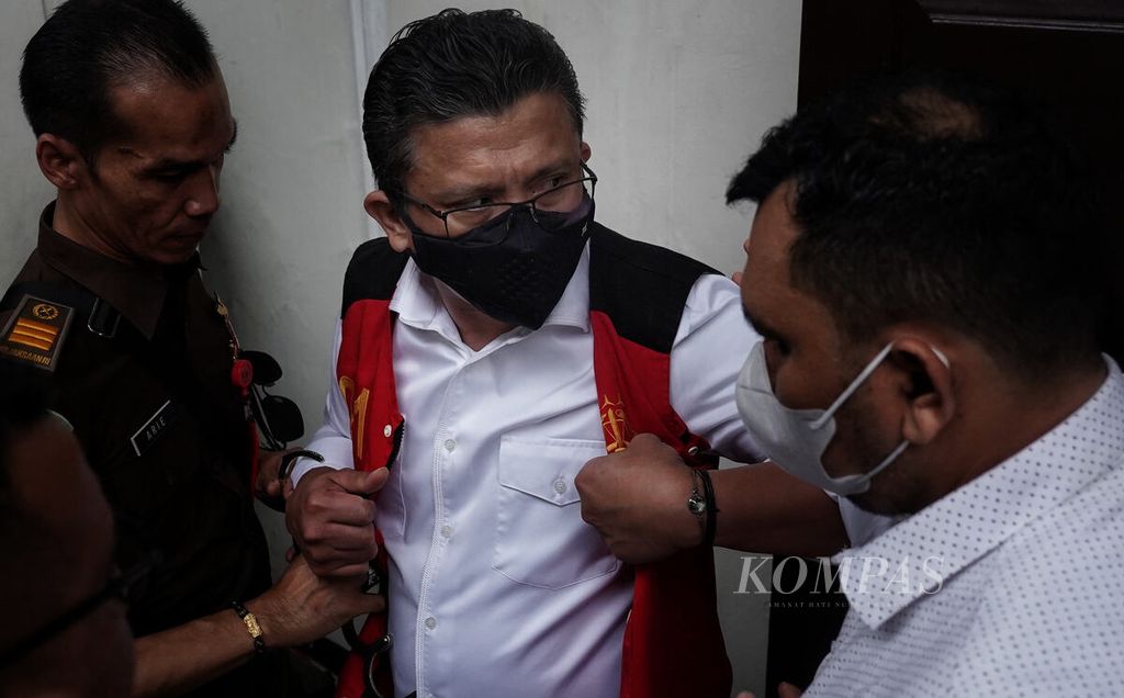 Terdakwa Ferdy Sambo meninggalkan ruang sidang seusai pembacaan vonis mati atas dirinya di Pengadilan Negeri Jakarta Selatan, Jakarta, Senin (13/2/2023). 