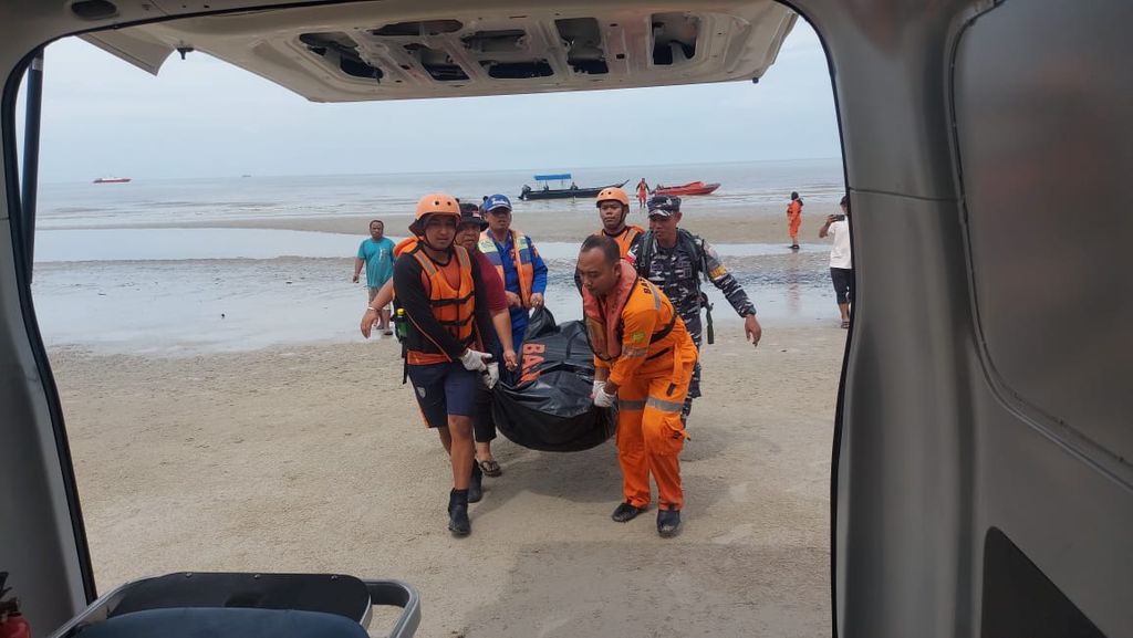 Tim SAR gabungan mengevakuasi jenazah WNI yang menjadi korban kapal tenggelam di Selat Malaka, Riau, Jumat (18/8/2023).