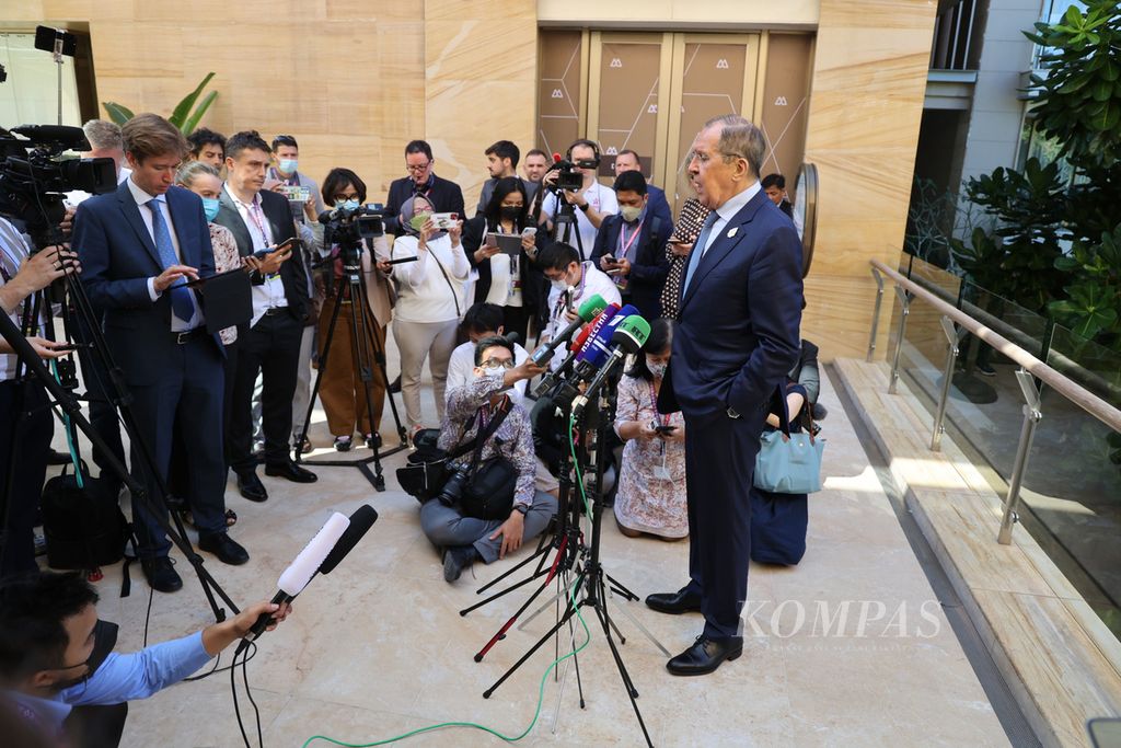 Menteri Luar Negeri Rusia Sergey Lavrov menjawab sejumlah pertanyaan wartawan di sela-sela kegiatan Pertemuan Menteri Luar Negeri G20 di Nusa Dua, Badung, Bali, Jumat (8/7/2022).