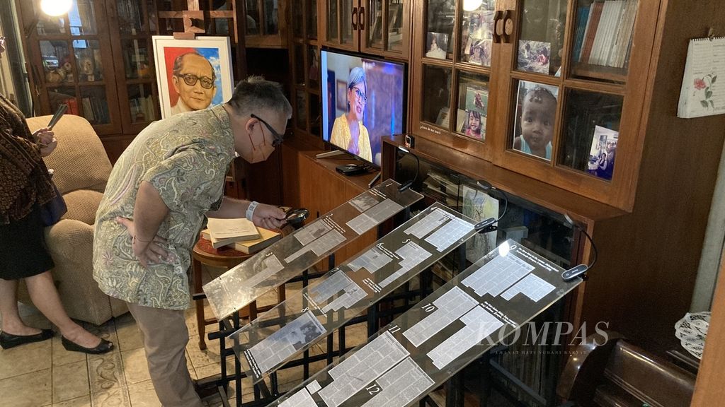 Suasana pameran “Membaca Soedjatmoko dari Rumah dan Ingatan” yang berlangsung di kediaman Soedjatmoko (1922-1989) di kawasan Menteng, Jakarta Pusat, Senin (9/1/2023).