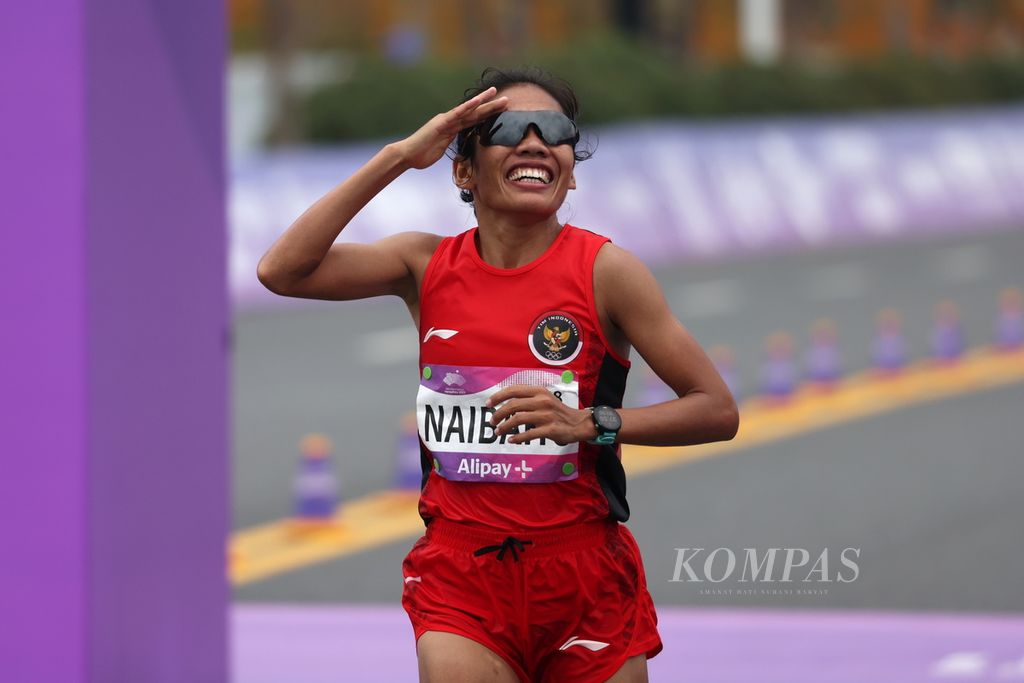 Pelari jarak jauh Indonesia, Odekta Elvina Naibaho, memberikan hormat seusai memasuki finis dalam maraton putri Asian Games Hangzhou 2022 di Provinsi Zhejiang, China, Kamis (5/10/2023). 