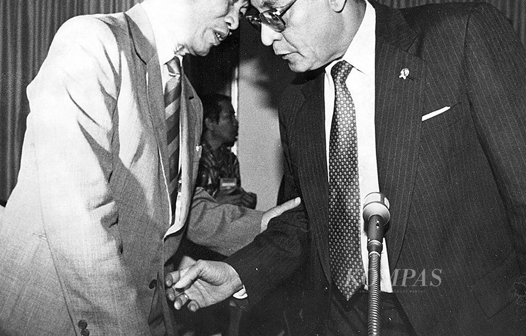 Menteri Luar Negeri Vietnam Nguyen Co Thach dan Menlu Indonesia Ali Alatas (kanan) berbincang-bincang seusai penutupan Jakarta Informal Meeting (JIM II) pada 21 Februari 1989 di Jakarta. JIM II bertujuan menyelesaikan konflik di Kamboja.