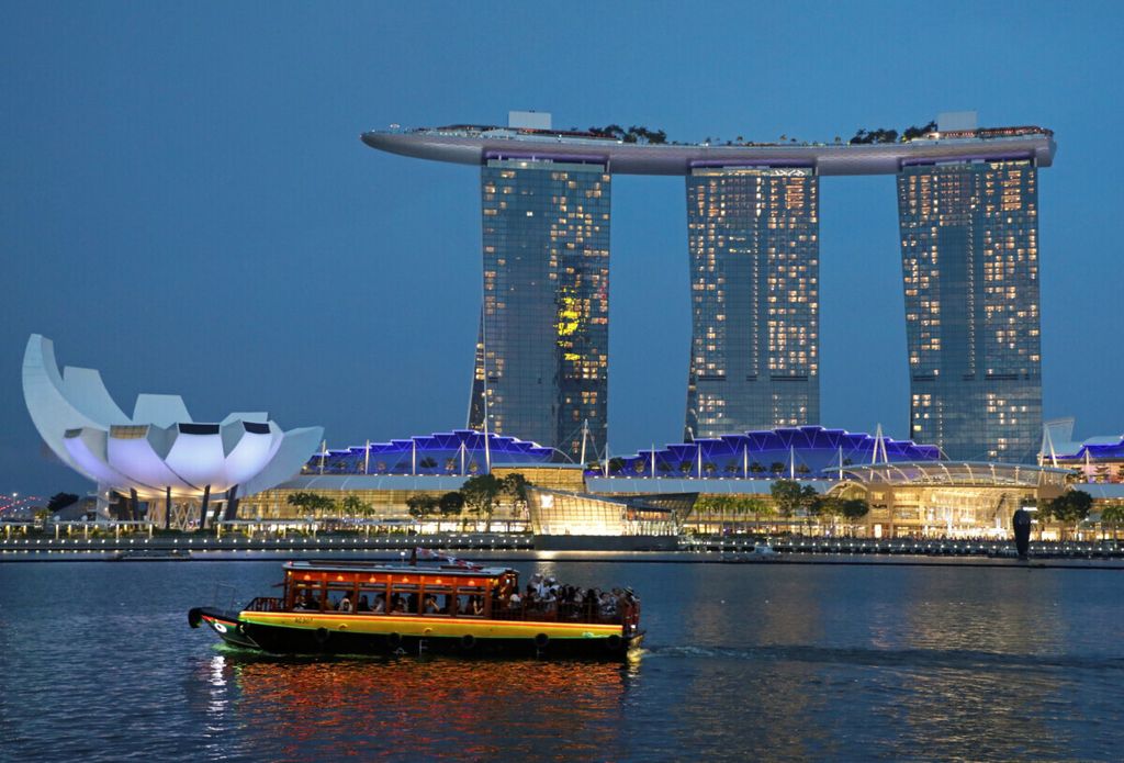Sebuah perahu wisata melintas di kawasan Marina Bay Sands, Singapura, 3 Juli 2019. Menyambut konser Taylor Swift yang mulai digelar pada Sabtu (2/3/2045), kawasan Marina Bay Sands disulap menjadi tempat bagi para Swifties untuk mengisi kegiatan, dari mulai napak tilas hingga berbelanja pernak-pernik tekait Taylor Swift.