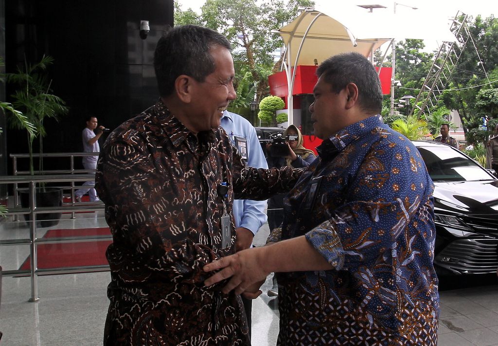 Deputi Pencegahan KPK Pahala Nainggolan (kiri) menyambut kedatangan Kepala Badan Pengawasan Keuangan dan Pembangunan (BPKP) Muhammad Yusuf Ateh sebelum melakukan pertemuan di Gedung KPK, Jakarta, Kamis (20/2/2020). Pertemuan BPKP dengan KPK itu membahas kerja sama kedua lembaga tersebut. 