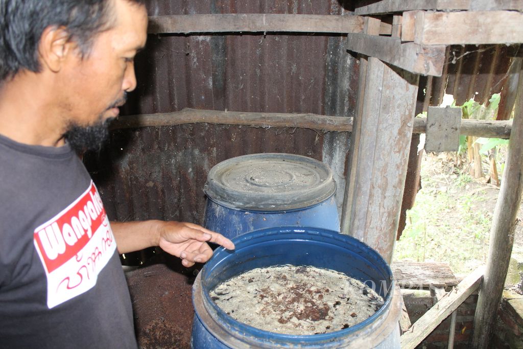 Rojai menunjukkan drum berisi urine sapi yang sudah difermentasi di Desa Tegalkarang, Kecamatan Palimanan, Kabupaten Cirebon, Jawa Barat, Rabu (28/2/2024). Urine itu menjadi bahan pupuk organik cair untuk meningkatkan pertumbuhan tanaman.