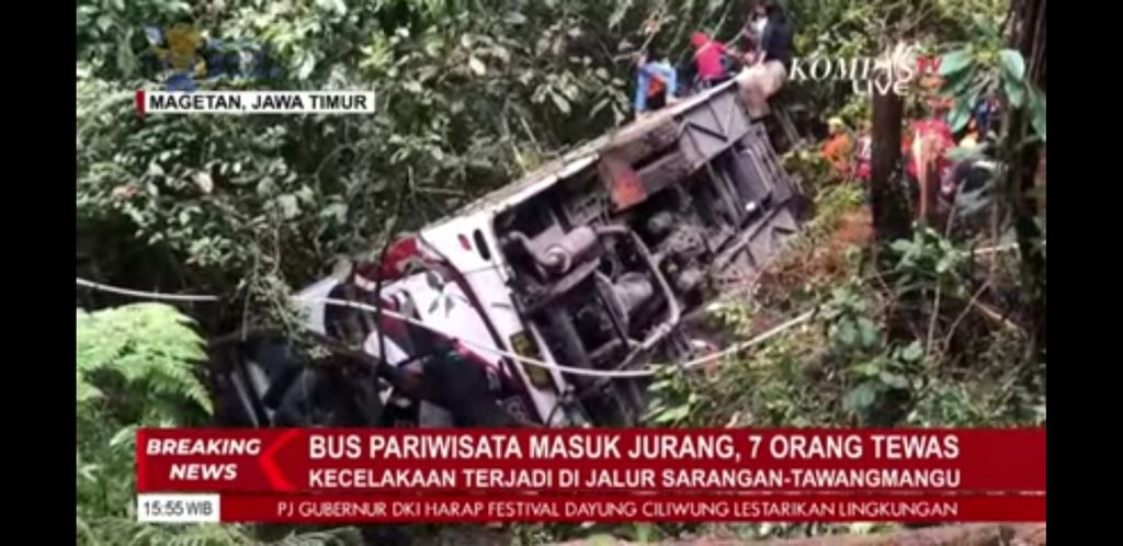 Foto tangkapan layar KompasTV terkait bus rombongan wisatawan yang masuk jurang di Sarangan, Magetan, Jawa Timur, Minggu (4/12/2022) 