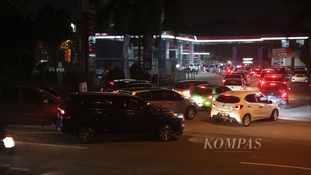 Antrean kendaraan yang akan mengisi bahan bakar minyak di SPBU Jalan Pelayangan, BSD City, Tangerang Selatan, Banten, Rabu (31/8/2022) malam. Antrean ini dipicu kabar akan naiknya harga BBM mulai 1 September 2022. 