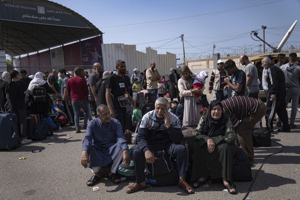 Warga Palestina menunggu untuk menyeberang ke Mesir melalui penyeberangan perbatasan Rafah di Jalur Gaza, 16 Oktober 2023.