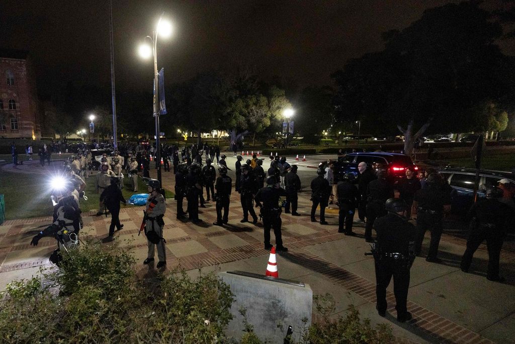 Members of the Los Angeles Police at the University of California Los Angeles (UCLA) campus, Wednesday (1/5/2024) early morning.