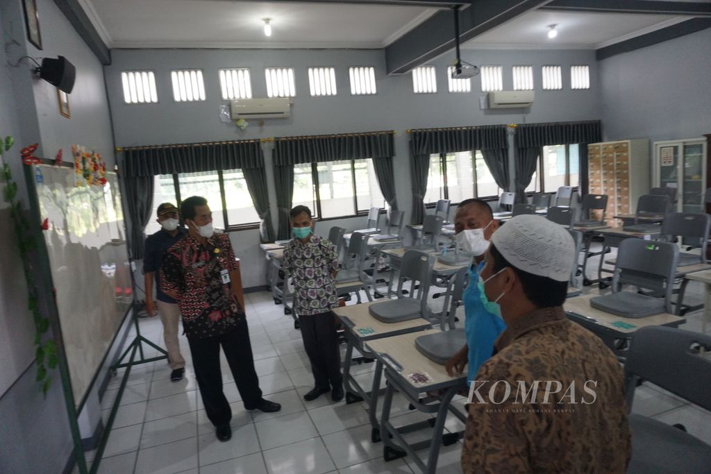 Tim Satgas Covid-19 mengecek kelas di SMA IT Al Irsyad Purwokerto, Kabupaten Banyumas, Jumat (28/1/2022). Pembelajaran tatap muka di sekolah ini dihentikan sementara setelah ditemukan 19 siswa dan 2 guru positif Covid-19.