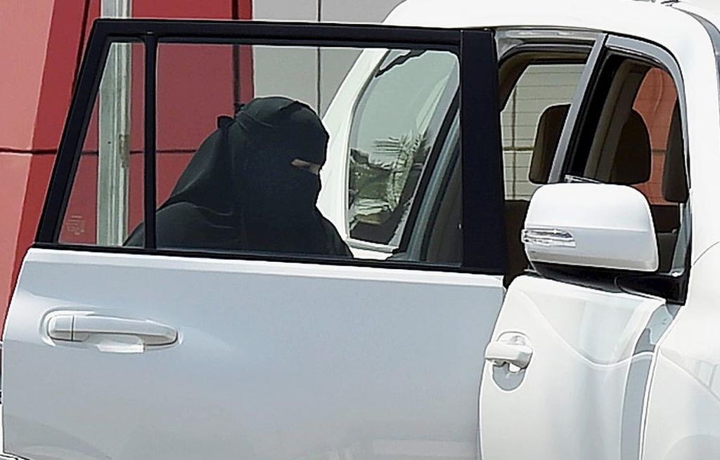 Seorang perempuan  warga Arab Saudi memasuki mobil di luar sebuah mal di kota Riyadh, Arab Saudi, Rabu (27/9). Arab Saudi bakal mengizinkan perempuan di negeri itu mengemudikan kendaraan mulai Juni tahun depan. Pembaruan peran perempuan merupakan salah satu misi utama dalam Visi Arab Saudi 2030 yang digalang secara intensif oleh Putra Mahkota Pangeran Mohammad bin Salman. 