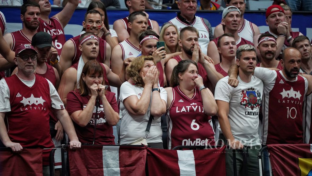 Ekspresi ketegangan para suporter Latvia saat menyaksikan tim kesayangannya menghadapi tim nasional bola basket Perancis dalam pertandingan penyisihan Grup H Piala Dunia FIBA 2023 di Stadion Indonesia Arena, Jakarta, Minggu (27/8/2023). Tim Latvia, yang merupakan debutan, mengalahkan Perancis dengan skor 88-86. 