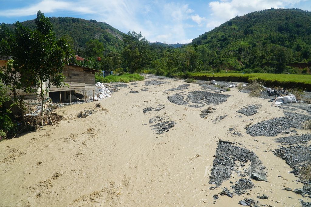 Air yang mengandung lumpur mengalir dari arah lokasi tambang galian C berizin ke Sungai Tuak yang bermuara ke Batang Merao di Desa Siulak Deras Mudik, Kecamatan Gunung Kerinci, Kabupaten Kerinci, Jambi, Minggu (21/1/2024). 