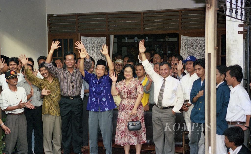 Empat tokoh reformis nasional, (kiri ke kanan) Sultan Hamengku Buwono X, KH Abdurrahman Wahid (NU) yang akrab dipanggil Gus Dur, Megawati Soekarnoputri (PDI Perjuangan), dan Amien Rais (PAN), beserta dua orang perwakilan mahasiswa mengadakan pertemuan di kediaman Gus Dur, di Ciganjur, Jakarta Selatan, Selasa (10/11/1998). 