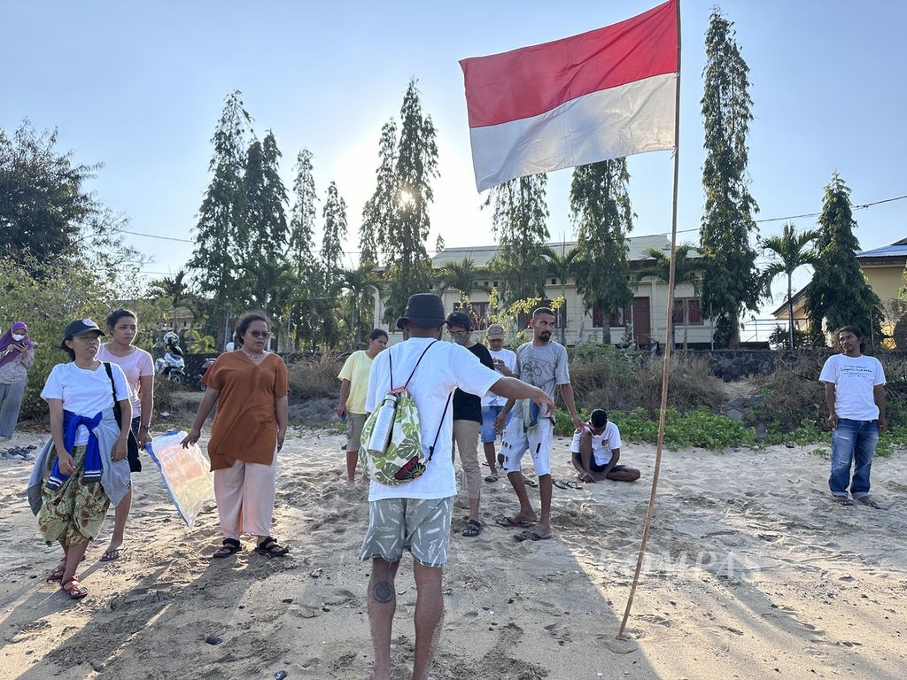 Klemens Eka Hayon bersama rekan-rekannya dari berbagai komunitas menggelar aksi bersih-bersih di salah satu pantai di Larantuka, Flores Timur, Nusa Tenggara Timur, Kamis (1/11/2023) lalu.