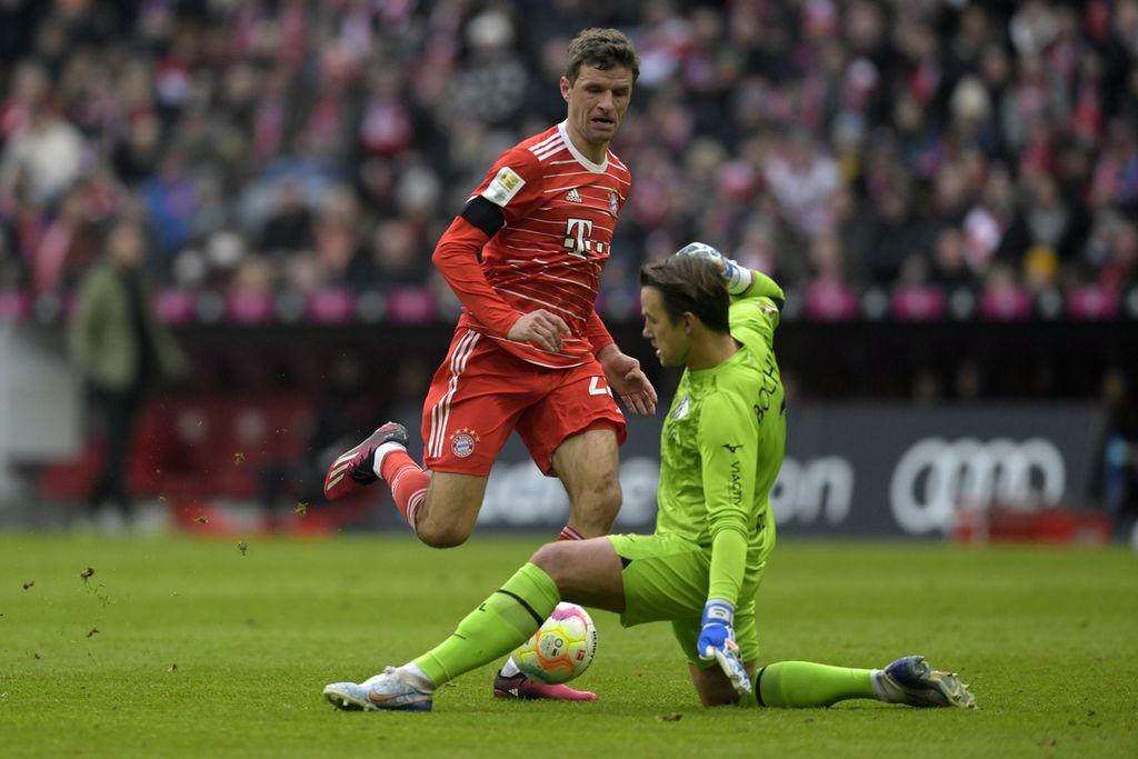 Penyerang Bayern Muenchen, Thomas Mueller (kiri), mencetak gol pertama timnya pada laga Bundesliga antara Bayern Muenchen dan VfL Bochum 1848 di Stadion Allianz Arena, Muenchen, Jerman, 11 Februari 2023. 