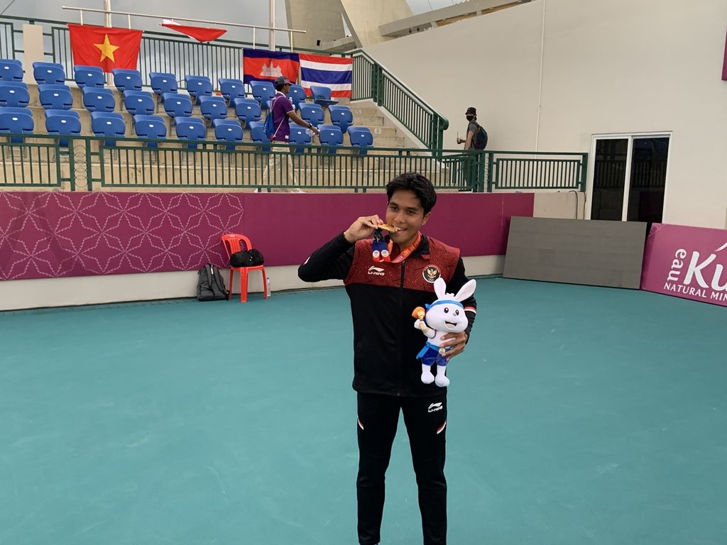 Tennis player M Rifqi Fitriadi poses after the gold medal presentation procession on the final day of the Cambodia SEA Games tennis sport, Sunday (14/5/2023), at Morodok Techo Sports Complex tennis court , Phnom Penh.  Rifqi beat Vietnam's Hoang Nam Ly in straight sets, 6-4, 6-1.