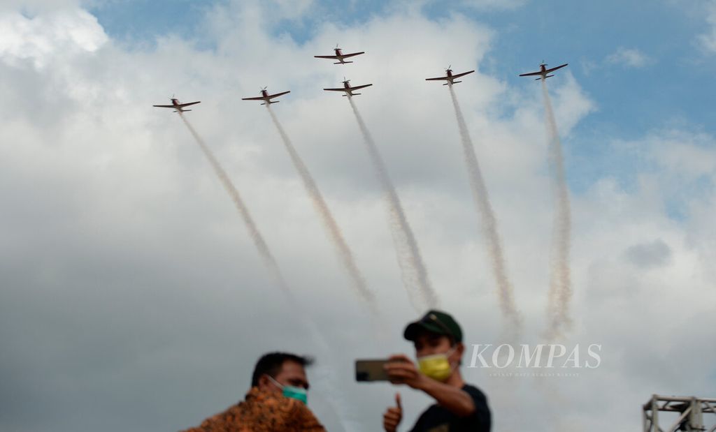 Aksi pesawat akrobatik dari Jupiter Aerobatik Team TNI Angkatan Udara memeriahkan pembukaan ajang Motorcross Grand Prix (MXGP) di Rocket Motor Circuit, Samota, Kabupaten Sumbawa, Provinsi Nusa Tenggara Barat, Minggu (26/6/2022). 