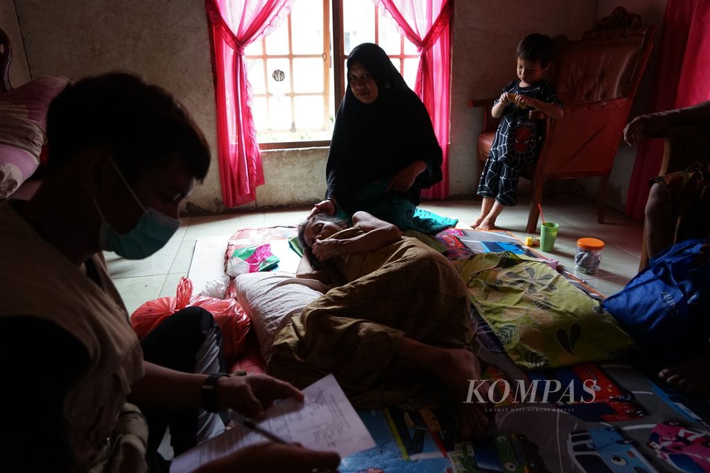 Seorang penyintas gempa yang termasuk dalam kategori difabel terbaring di rumah keluarganya di Mamuju, Sulawesi Barat, Jumat (29/1/2021). Ratusan penyintas difabel di Mamuju belum mendapatkan bantuan logistik, terlebih kesehatan. Kelompok rentan belum menjadi perhatian utama dalam penanganan bencana.