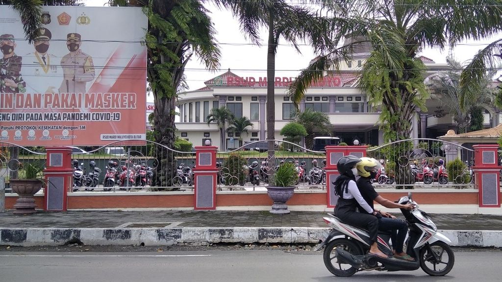 Pengendara sepeda motor melintas di depan Rumah Sakit Mardi Waluyo Kota Blitar, Jawa Timur, 21 Desember 2021. RS Mardi Waluyo Blitar merupakan salah satu rumah sakit rujukan Covid-19 di Jawa Timur.