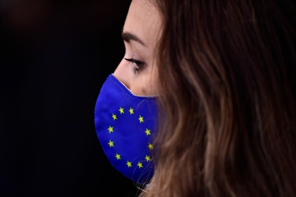 Perempuan mengenakan masker saat mendengarkan pidato Presiden Komisi Eropa dalam sidang Parlemen Eropa, di Brussels, September 2020. 