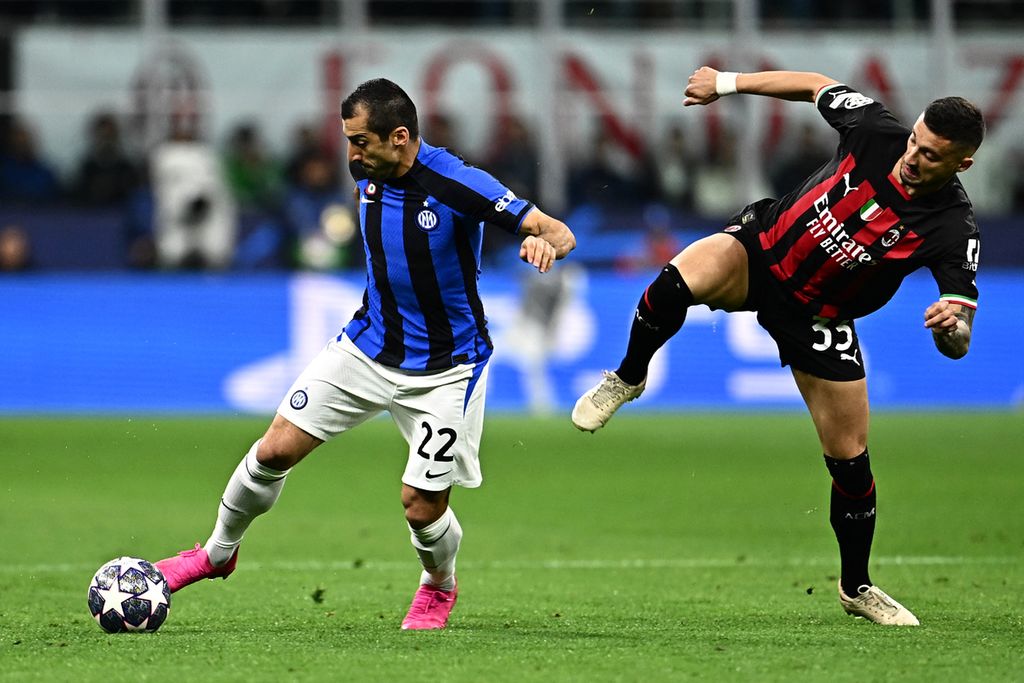 Henrikh Mkhitaryan, gelandang Inter Milan, melewati gelandang AC Milan, Rade Krunic, pada laga pertama semifinal Liga Champions, Kamis (11/5/2023) WIB, di Stadion San Siro. Mkhitaryan mencetak gol kedua bagi Inter.