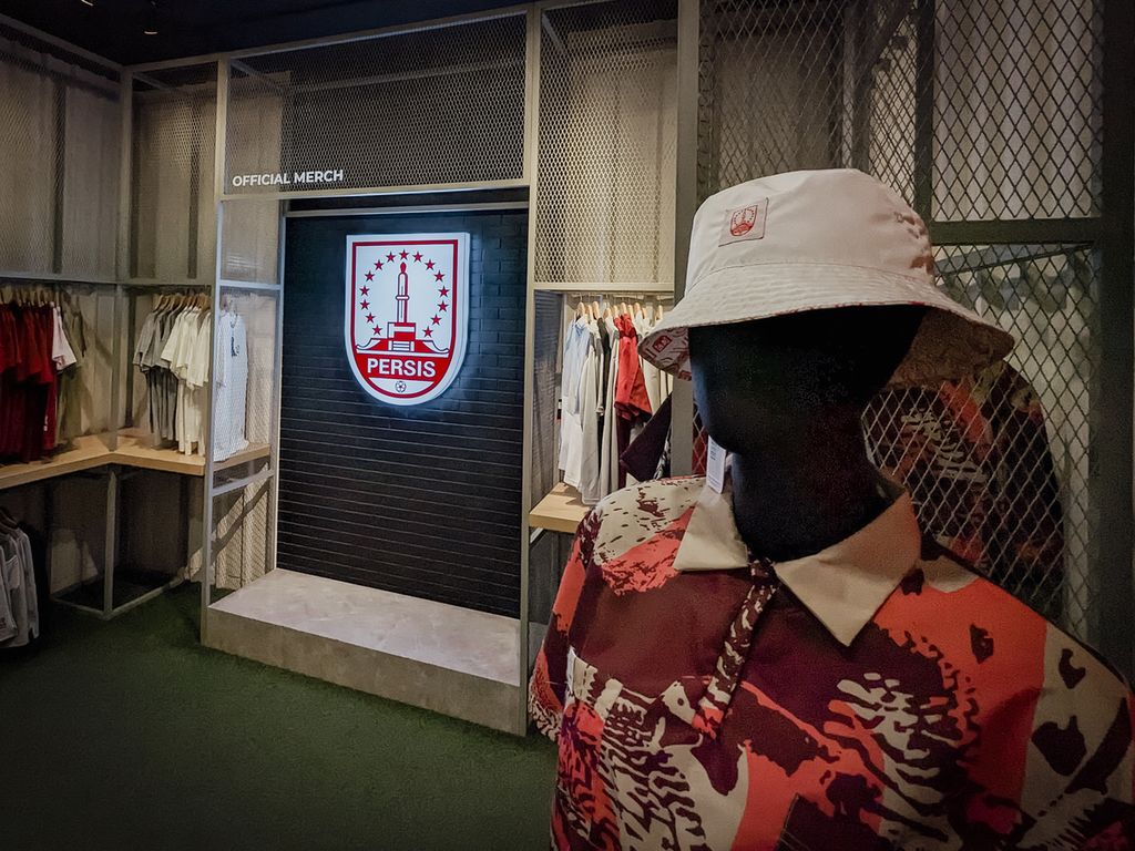 Suasana di Persis Store, Surakarta, pada Kamis (6/7/2023). Persis menjadikan jualan jersei sebagai salah satu pemasukan terbesar dalam bisnis klub.