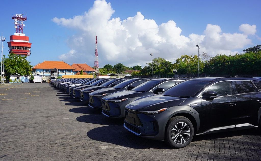 Dokumentasi Humas PT Pelindo Regional 3 menampilkan barisan mobil listrik yang akan digunakan untuk mendukung konferensi Forum Air Sedunia 2024 di Bali. Pelindo melayani pengiriman mobil-mobil listrik dari Tanjung Priok di Jakarta ke Pelabuhan Benoa di Kota Denpasar, Bali. 