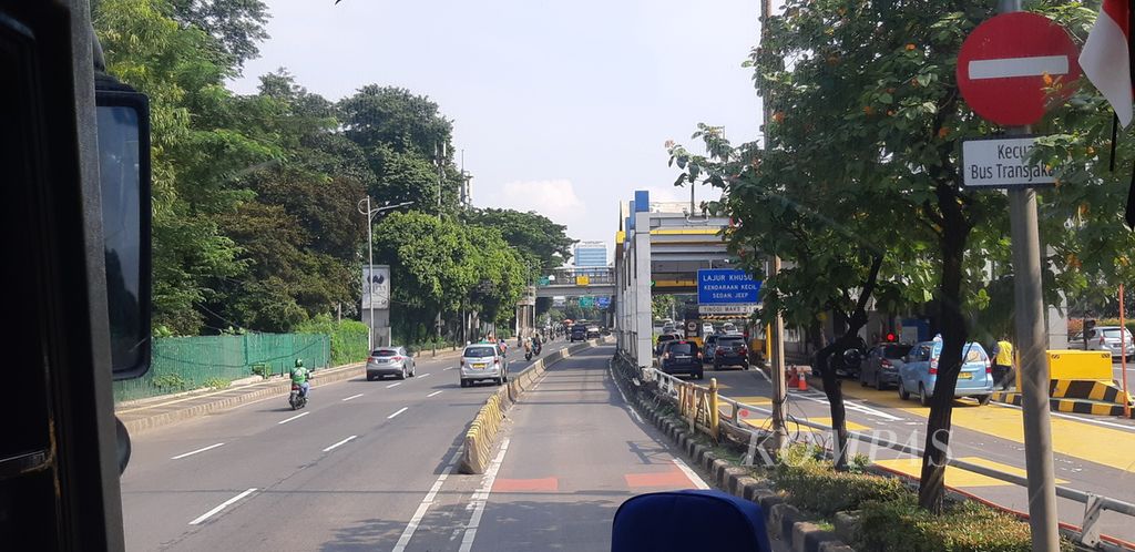 Situasi lalu lintas di Jalan Gatot Subroto, Jakarta Pusat, pukul 09.10, Senin (11/4/2022). Jalan di kawasan sekitar Kompleka DPR dan MPR akan dipakai sebagai lokasi unjuk rasa ribuan mahasiswa di bawah aliansi Badan Eksekutif Mahasiswa Seluruh Indonesia.