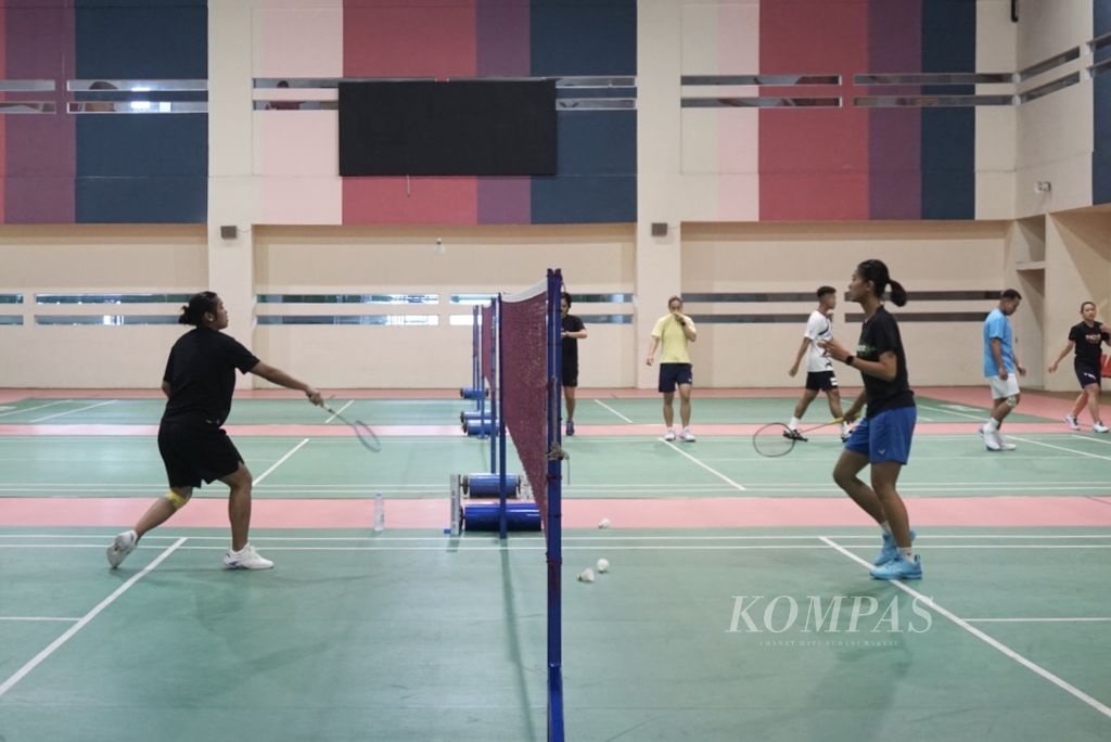 Dua pebulu tangkis tunggal putri Indonesia, Gregoria Mariska Tunjung dan Putri Kusuma Wardani, berlatih bersama di GBK Arena, Jakarta, Senin (22/1/2024), menjelang Indonesia Masters 2024.