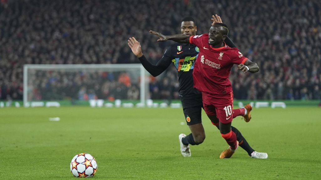 Penyerang Liverpool, Sadio Mane (kanan), terjatuh dalam perebutan bola dengan pemain Inter Milan, Denzel Dumfries. Dalam laga tersebut The Reds hanya berhasil membuat dua tembakan yang tepat mengarah ke gawang dari 12 peluang yang dibuat. 