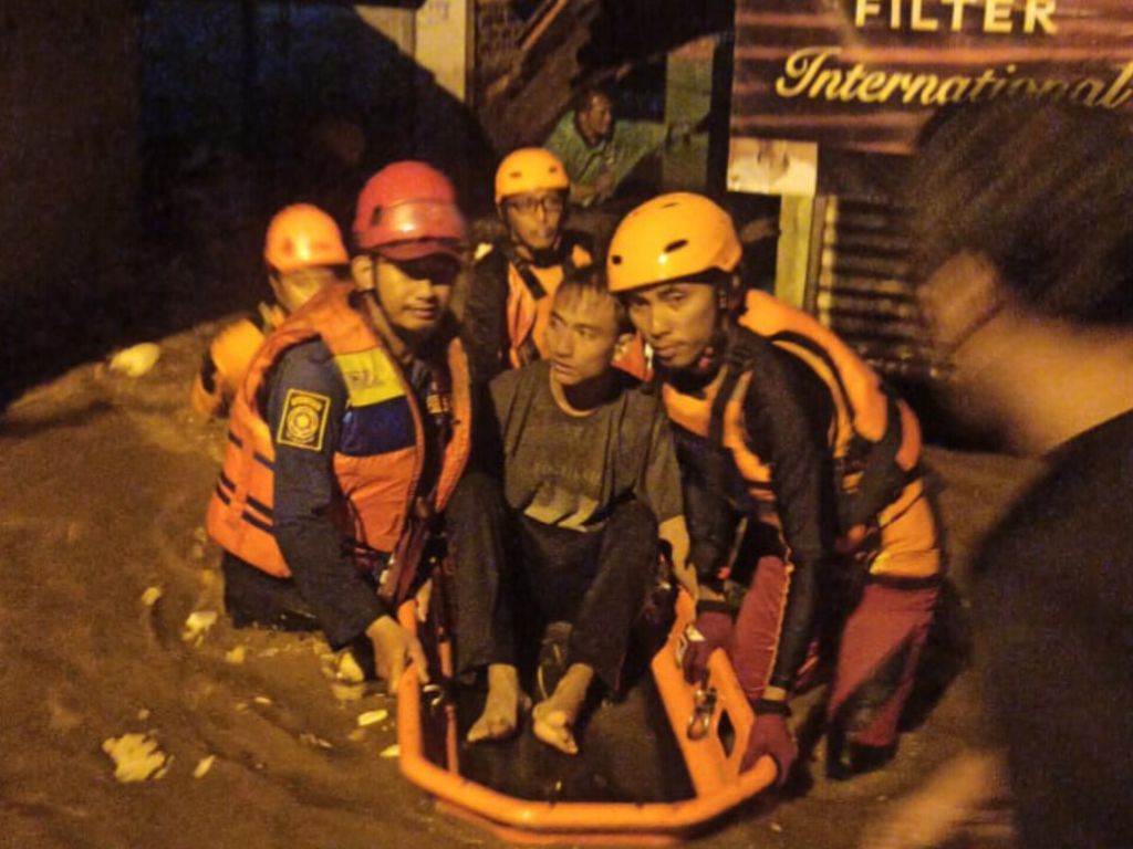 Tim SAR gabungan menyelamatkan seorang warga dari lokasi yang terdampak banjir di Kecamatan Dayeuhkolot, Kabupaten Bandung, Jawa Barat, Kamis (11/1/2024). Tim SAR mengevakuasi 41 keluarga di lokasi tersebut.