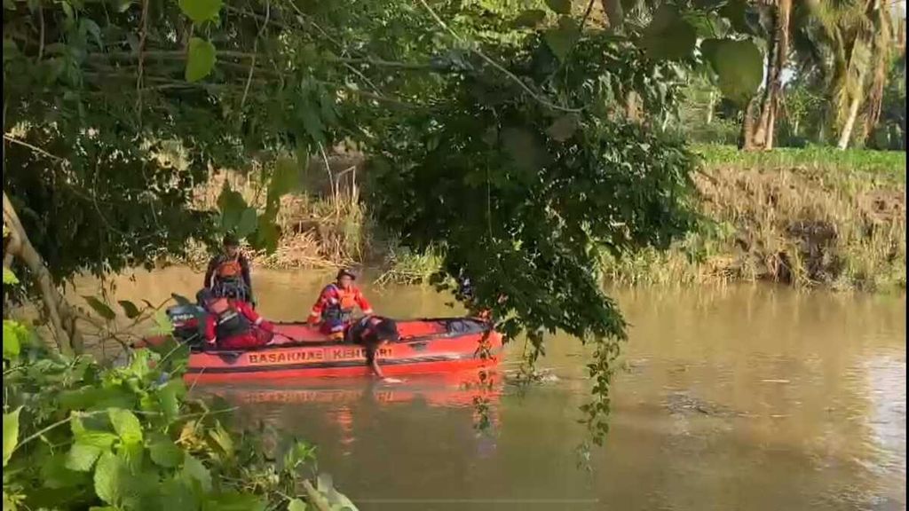 Tim dari KPP (SAR) Kendari bersama petugas lain mencari korban serangan buaya di Sungai Ambesea, Konawe Selatan, Sulawesi Tenggara, Senin (18/12/2023). Serangan buaya meningkat seiring rusaknya lingkungan di daerah ini. 
