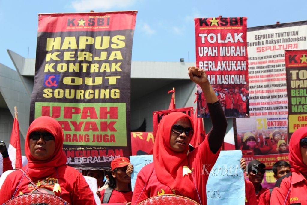 Ratusan buruh berunjuk rasa di Monumen Perjuangan Rakyat, Palembang, Senin (1/5). Mereka menuntuk pebaikan upah untuk kesejahteraan buruh.